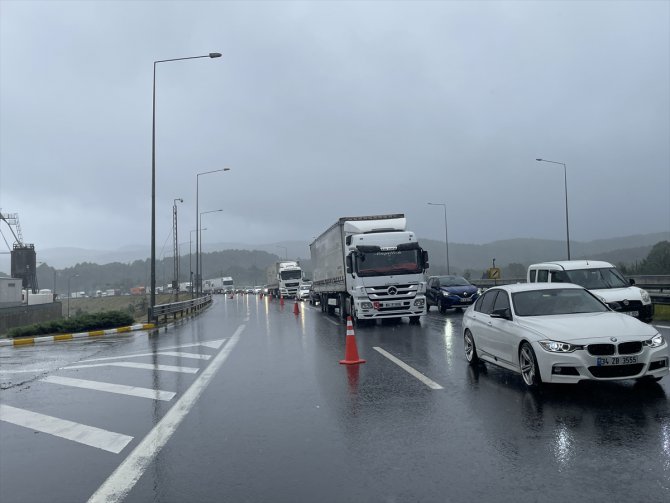 Sağanak nedeniyle Anadolu Otoyolu'na taşan su ulaşımı aksattı