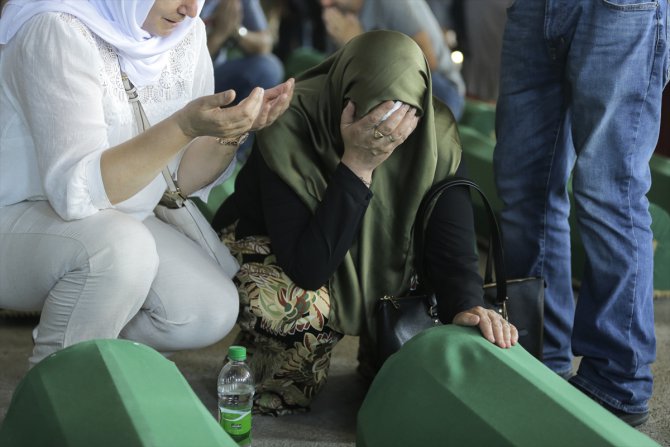 Srebrenitsa soykırımının yıl dönümünde defnedilecek kurbanların cenazeleri gözyaşlarıyla karşılandı