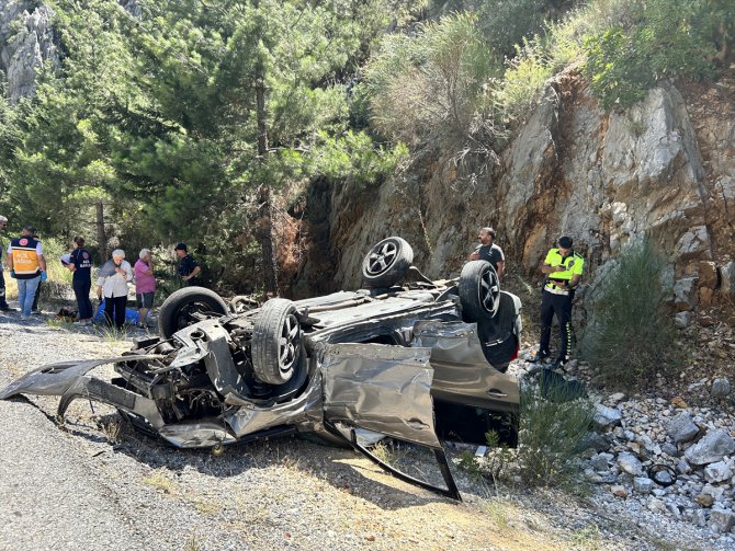 Antalya'da gurbetçilerin bulunduğu otomobilin devrilmesi sonucu 4 kişi yaralandı