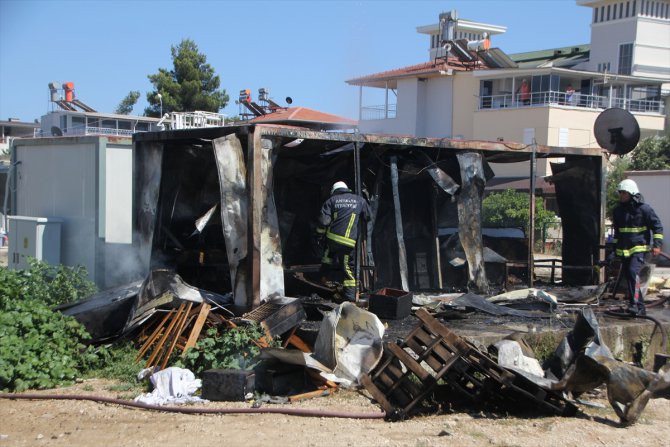 Antalya'da otelin lojmanı olarak kullanılan konteynerde çıkan yangın söndürüldü