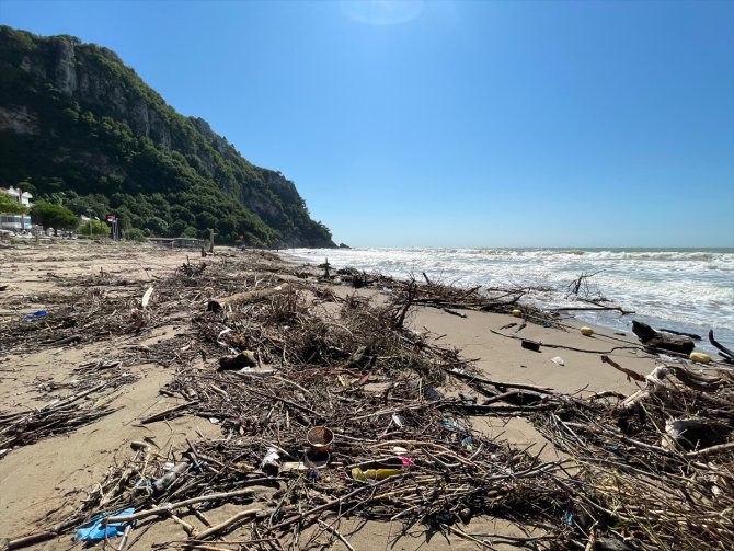 Bartın'daki selle denize sürüklenen atıklar İnkumu sahilinde kirliliğe yol açtı