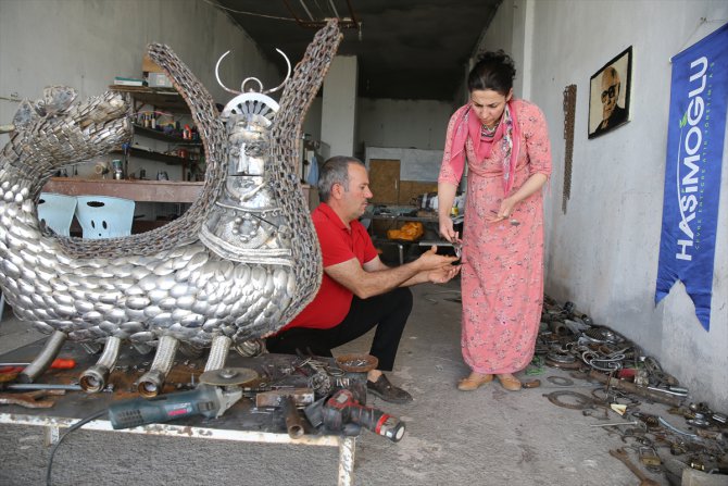 Çevre kirliliğine dikkati çekmek için atıklardan şahmeran heykeli yaptı