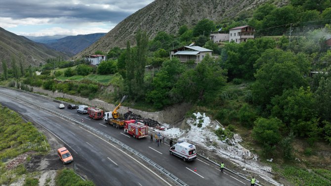 Erzurum'da devrilen plastik ham maddesi yüklü tırın sürücüsü öldü