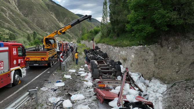 Erzurum'da devrilen plastik ham maddesi yüklü tırın sürücüsü öldü