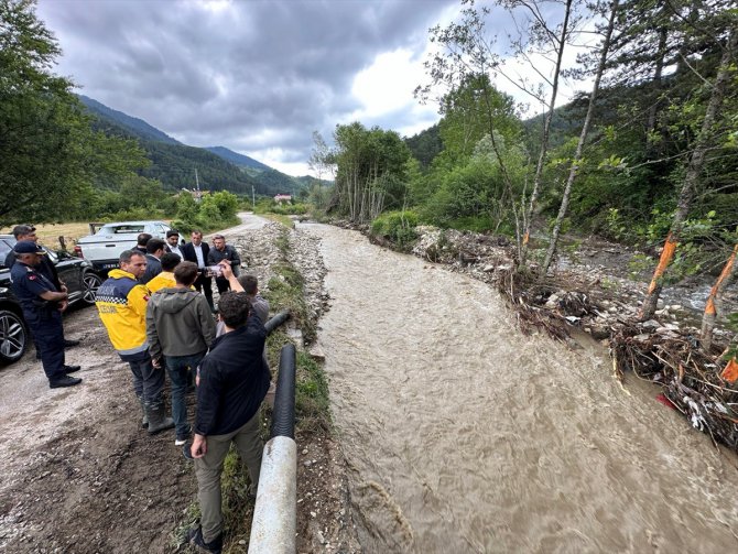 Karabük Valisi Gürel ve milletvekilleri, selden zarar gören alanlarda inceleme yaptı