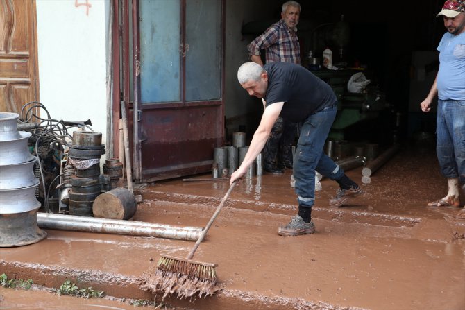 GÜNCELLEME - Kastamonu'nun Cide ilçesinde şiddetli yağış su baskınlarına neden oldu