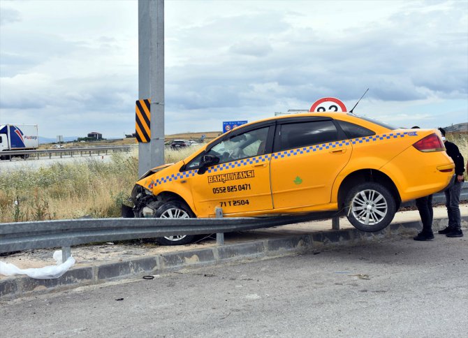 Kırıkkale'de otomobille çarpışan taksideki 3 kişi yaralandı