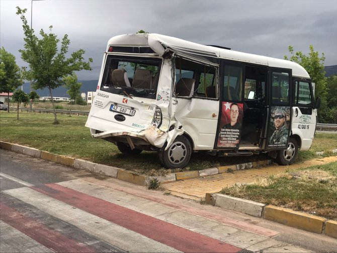 Konya'da tır kırmızı ışıkta bekleyen araçlara çarptı, 12 kişi yaralandı