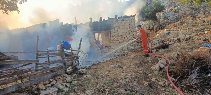 Mersin'de yangın çıkan taş ev ve ahır kullanılamaz hale geldi