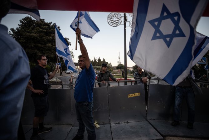 Netanyahu hükümeti tartışmalı tasarıyı Meclise getirirken karşıt protestolar da başladı