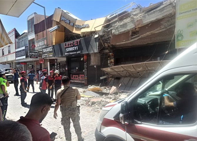Osmaniye'de depremlerde hasar gören binanın üst katı çöktü