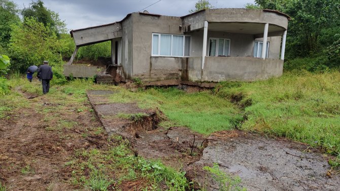 Samsun'un Salıpazarı ilçesinde zemininde kayma oluşan 3 ev tahliye edildi