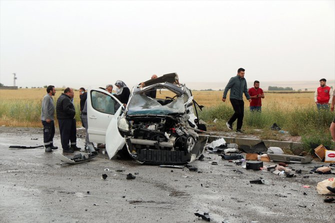 Sivas'ta kamyon ile hafif ticari aracın çarpıştığı kazada 2 kişi öldü, 3 kişi yaralandı