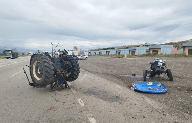 Sivas'ta otomobil ile traktörün çarpıştığı kazada 4 kişi yaralandı