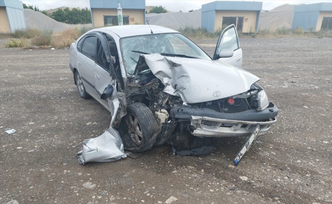 Sivas'ta otomobil ile traktörün çarpıştığı kazada 4 kişi yaralandı