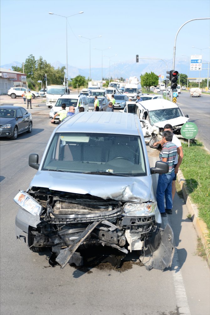 Antalya'da ticari araç ile minibüs çarpıştı, 10 kişi yaralandı