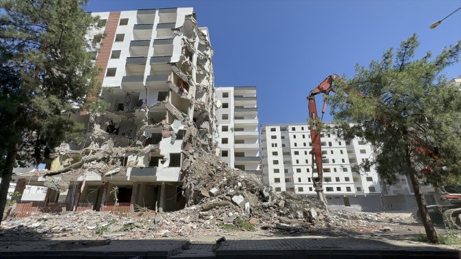Diyarbakır'da depremde ağır hasar gören 3 bina yıkılıyor