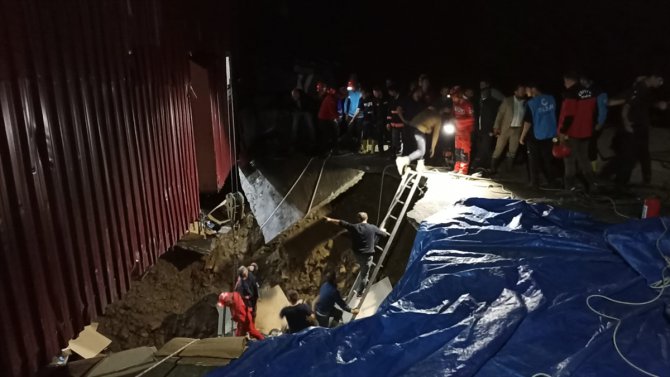 Giresun'da zemini çöken fabrikada göçük altında kalan 3 işçiden 2'si kurtarıldı