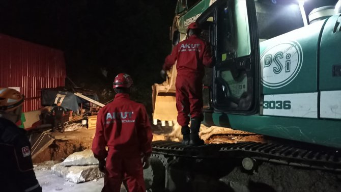 GÜNCELLEME - Giresun'da zemini çöken fabrikada göçük altında kalan 3 işçiden 2'si kurtarıldı