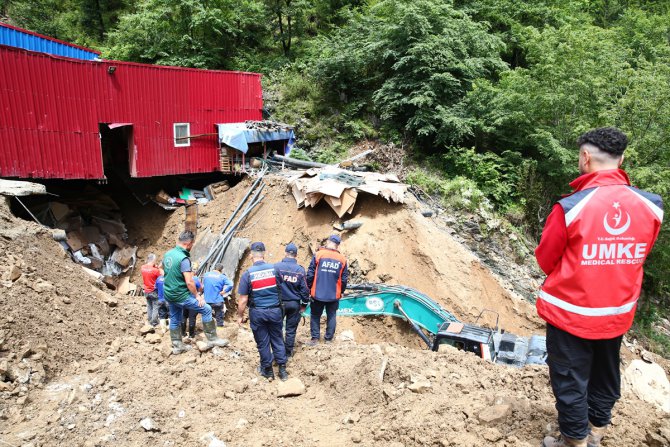 GÜNCELLEME 2 - Giresun'da zemini çöken fabrikada göçük altında kalan 3 işçiden 2'si kurtarıldı