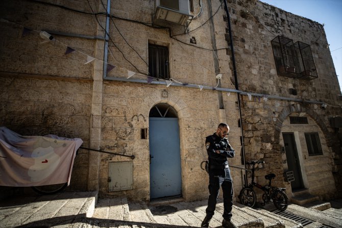 İsrail polisi Doğu Kudüs'te Filistinli aileyi zorla evinden çıkardı