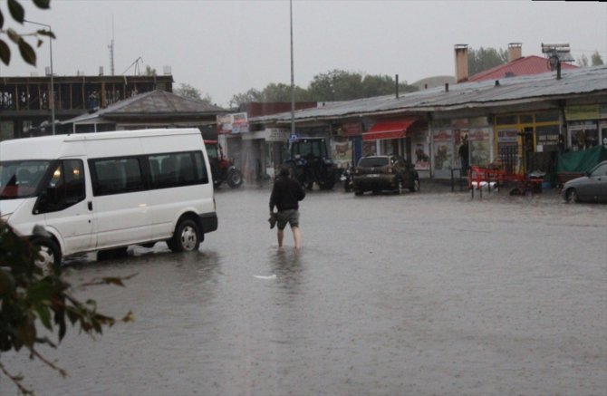 Kars'ta şiddetli sağanak nedeniyle bazı ev ve iş yerlerini su bastı