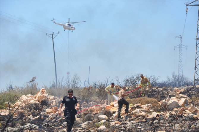 GÜNCELLEME - Mersin'de makilik alanda çıkan yangın söndürüldü