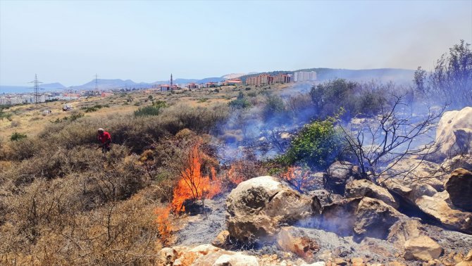 Mersin'de makilik alanda çıkan yangına müdahale ediliyor
