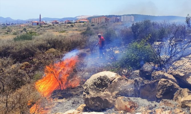 Mersin'de makilik alanda çıkan yangına müdahale ediliyor