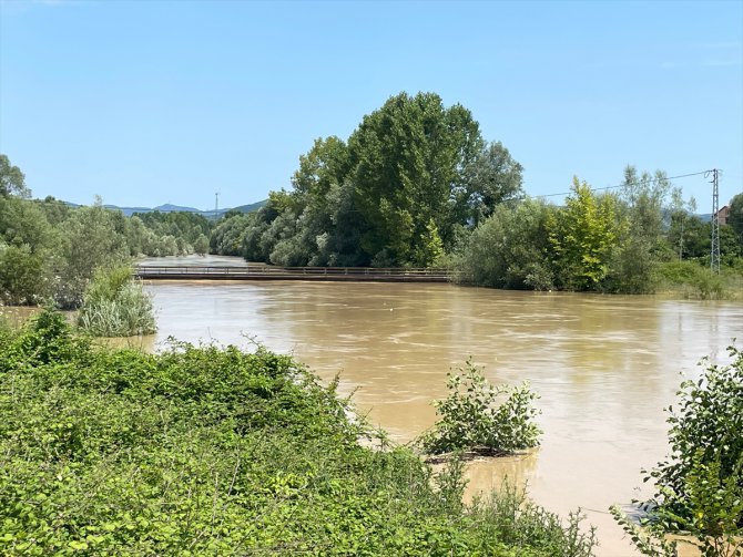 Sağanakla seviyesi artan Bartın Kirazlıköprü Barajı'ndan kontrollü su bırakılıyor
