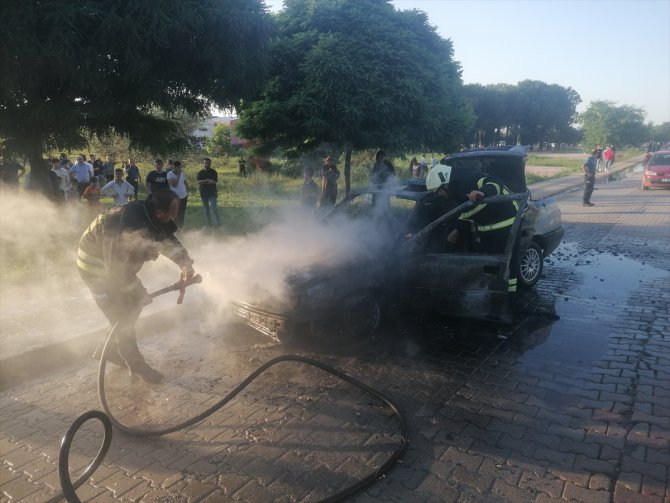 Samsun'da seyir halindeki otomobil yandı