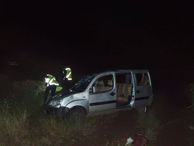 Sivas'ta devrilen hafif ticari araçtaki 1 kişi öldü, 5 kişi yaralandı