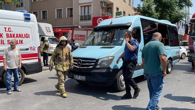 Ümraniye'de kamyon ile minibüsün çarpıştığı kazada 6 kişi yaralandı