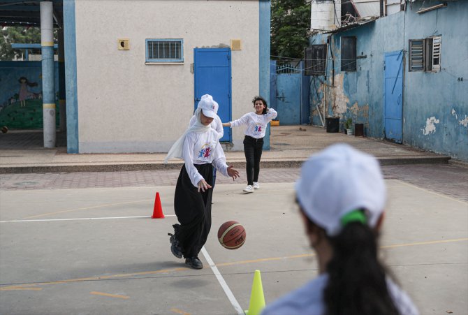 Gazze'de abluka ve çatışma mağduru çocuklar yaz okulunda sanat ve sporla iyileşiyor