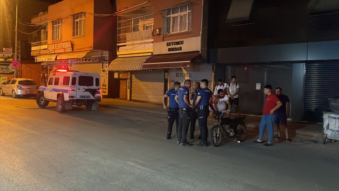Adana'da polisten motosikletle kaçmaya çalışan şüpheliler kovalamaca sonucu yakalandı