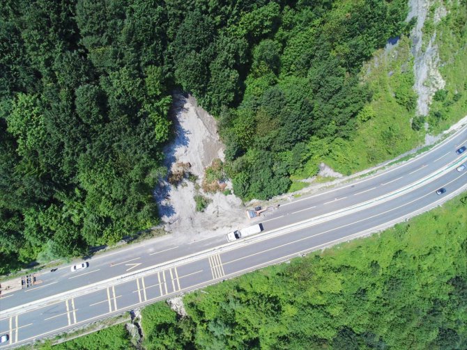 D-100 kara yolu Bolu Dağı geçişinde meydana gelen heyelan nedeniyle ulaşım kontrollü sağlanıyor