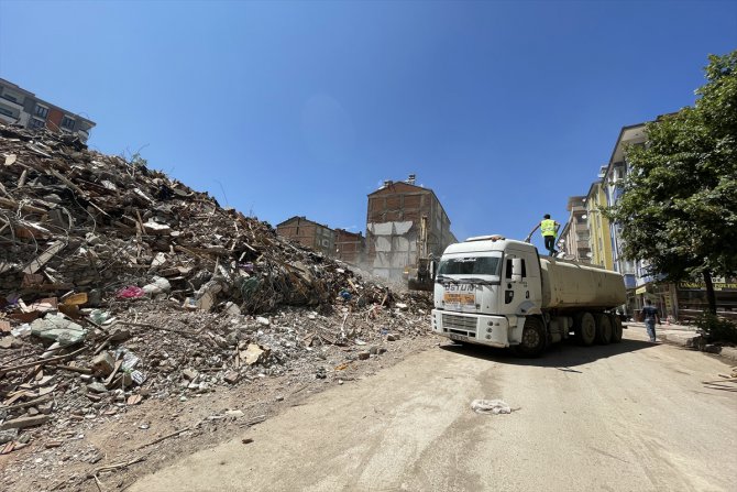 Elazığ’da 10 bin 694 ağır hasarlı yapı yıkılıyor