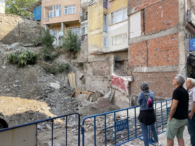 İstanbul'da inşaat kazısı sırasında çevredeki bazı binaların kolonları çatladı