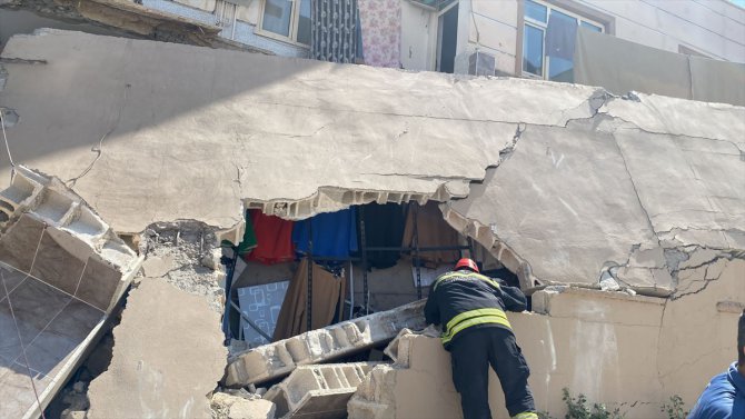 Gaziantep'te 2 katlı binanın duvarı çöktü, 4 kişi yaralandı
