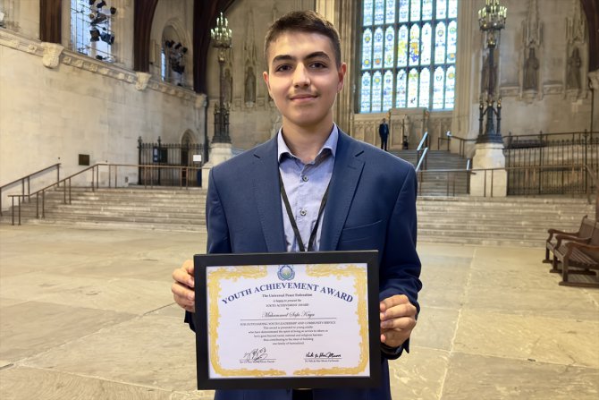 İngiltere'de 16 yaşındaki Türk genci, çevreci projesiyle başarı ödülüne layık görüldü