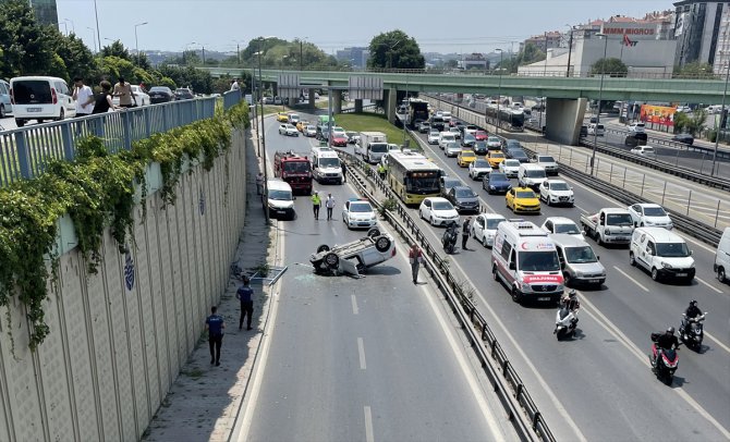 GÜNCELLEME - İstanbul'da otomobiliyle 5 metre yükseklikten yan yola düşen sürücü yaralandı