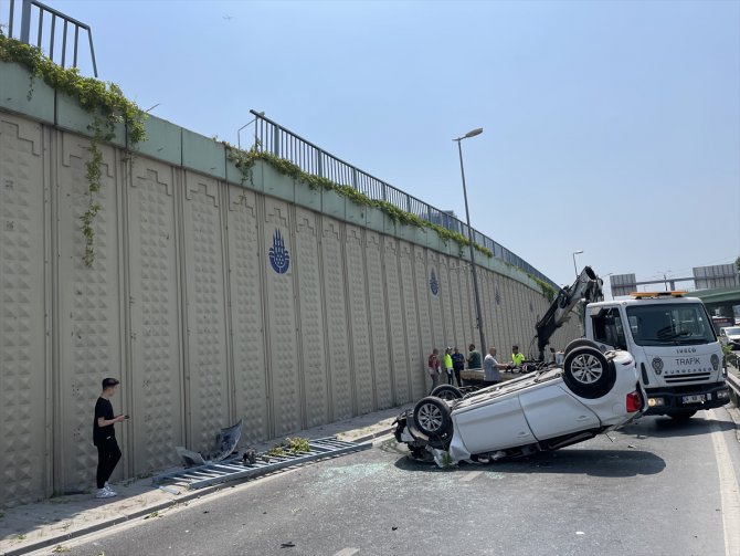 GÜNCELLEME - İstanbul'da otomobiliyle 5 metre yükseklikten yan yola düşen sürücü yaralandı
