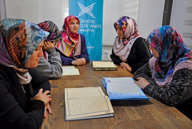 Malatya'da depremzede kadınlara Kur'an eğitimi veriliyor