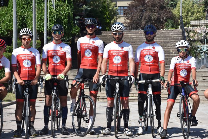 "Şehit Ömer Halisdemir Bisiklet Turu"na katılan sporcular Afyonkarahisar'a ulaştı