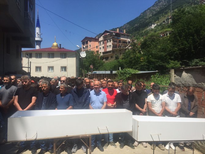 Sivas'taki kazada hayatını kaybeden baba ile 2 oğlunun cenazeleri defnedildi