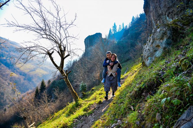 Trabzon'da felçli eşini sırtında taşımak zorunda kalan kadının yol isteği yerine getirildi