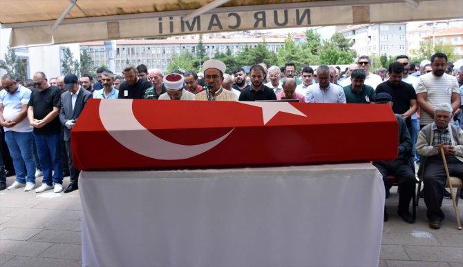 Trafik kazasında hayatını kaybeden polis memurunun cenazesi Kırıkkale'de toprağa verildi