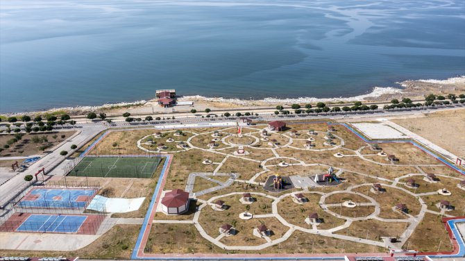 Van Gölü kıyısına inşa edilen millet bahçesi açılışa hazırlanıyor