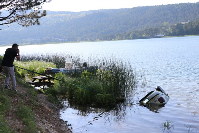 Abant'ta sürücünün el frenini çekmeyi unuttuğu otomobil göle düştü