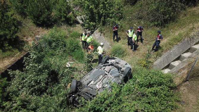 Anadolu Otoyolu'nda şarampole devrilen otomobilin sürücüsü öldü